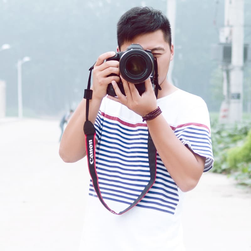 Evan Yang as a commercial children's photographer, circa 2014, holding a Canon DSLR